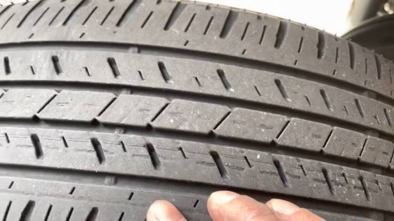 Understand the Indicators of tire wear bars
